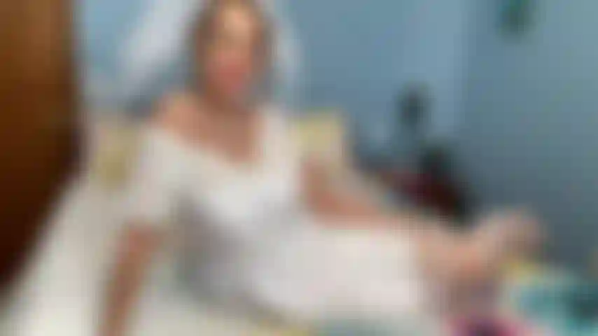 Vestita come una sposa ad halloween. Un sacco di giochi di ruolo nei panni della sposa troia che tradisce suo marito il giorno del suo matrimonio. Chiacchiere sporche, joi, giochi con le dita e con i giocattoli.