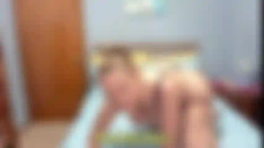 Joi per il culo con chiacchiere sporche, indosso un perizoma nero succinto e scuoto il culo, quindi uso il mio dildo per accarezzarmi e darti istruzioni. Scuoto molto il culo e poi gioco con joi.