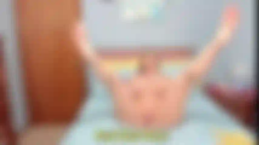 Annuso e accarezzo i miei piedi: molte istruzioni per segarsi a piedi nudi.