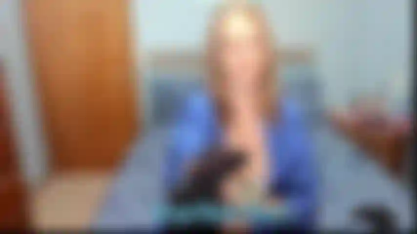 Joi in nylon nero, che modella calze di nylon nere e ti dice di masturbarti, mettendo in mostra piedi e gambe in calze di nylon.