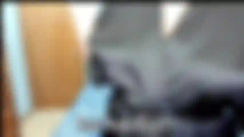 Che si toglie i collant e dice cose sporche.