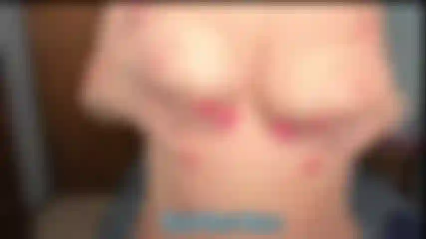 Faccio rimbalzare le tette di una milf e cavalco joi: faccio rimbalzare le mie tette da milf da vicino, faccio joi e poi cavalco un vibratore che rimbalza sulle tette.