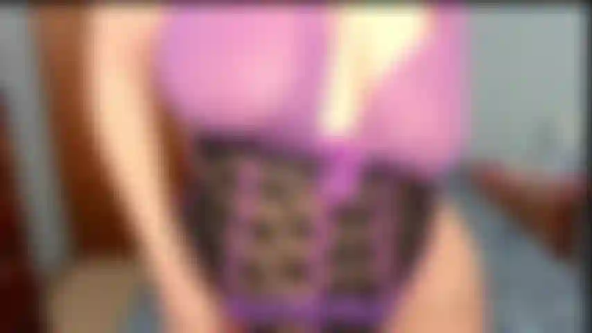 Una troia succhiacazzi e cavalca. Indosso un sexy orsacchiotto viola, succhio lentamente un vibratore mentre mostro il culo e lo scuoto e poi cavalco il giocattolo scuotendo il culetto.