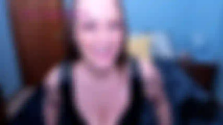 Le piante dei piedi nudi vengono stuzzicate e riprese pov di me che tengo i piedi nudi in alto dicendoti di sborrare sulle mie piante dei piedi nudi e rugose.