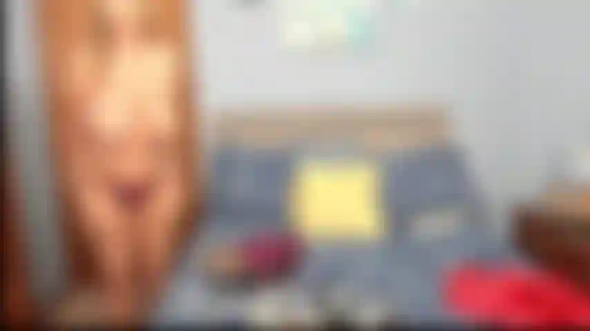 Ho un orgasmo con vibratore in bikini con stampa leopardata: provo un bikini con stampa leopardata e poi mi masturbo con un vibratore e lo sperma.