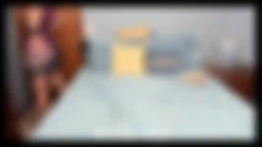 Faccio da modella con il vestito attillato e sexy n. 2 E mi provoco con i tacchi con plateau e il culo lento e succhiando lentamente e sexy il dildo.