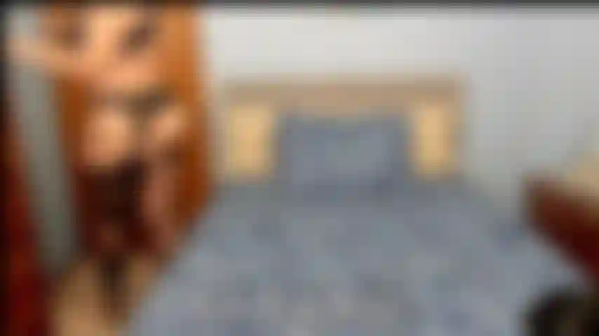 Con il culo che rimbalza in collant con reggicalze.