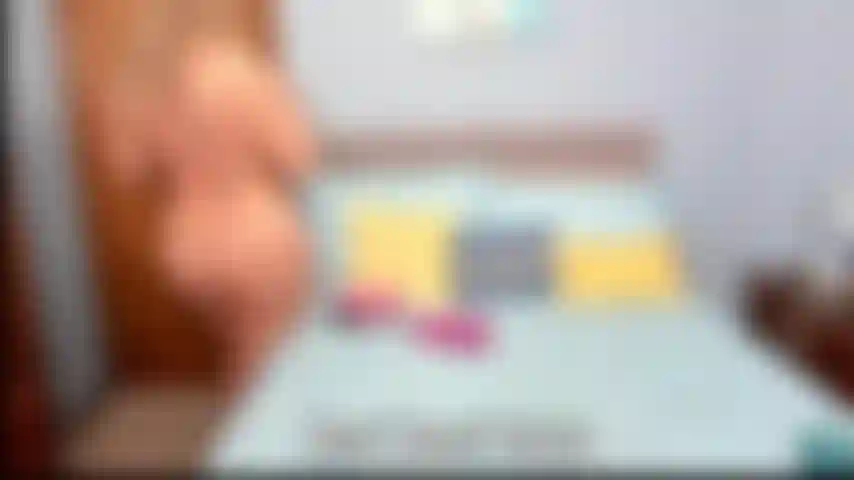 Stuzzicandomi con uno strato di mutandine di raso: guardami provare diverse paia di mutandine di raso, indossarle una sopra l'altra e poi toglierle una alla volta, mentre mi stuzzico con il mio grosso culo.