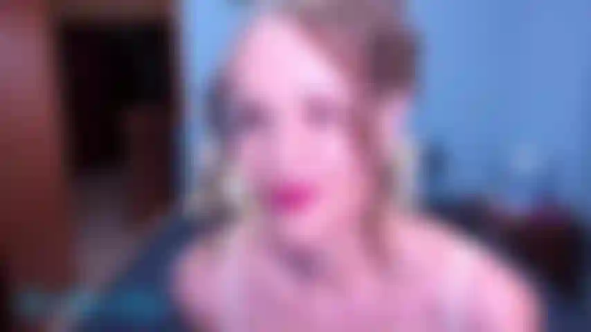 Parlotto sporco e gioco con le dita, mettendo in mostra il mio grosso culo da milf e incoraggiandoti a masturbarti e a fantasticare di scoparmi alla pecorina.