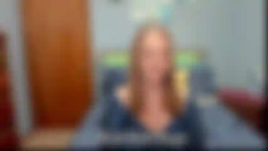 Pantaloni di pelle stretti stuzzicano il culo grosso: modello un paio di pantaloni di pelle attillati e poi li tolgo e stuzzico con il mio culo grosso.