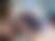 Vestita con un abito attillato nero e collant neri e tacchi. Mi sdraio a pancia in giù mostrando il culo coperto di collant. Succhio un dildo e parlo del fatto che è il tuo cazzo. Faccio schifo e faccio un po' di vomito mentre guardo in cam.