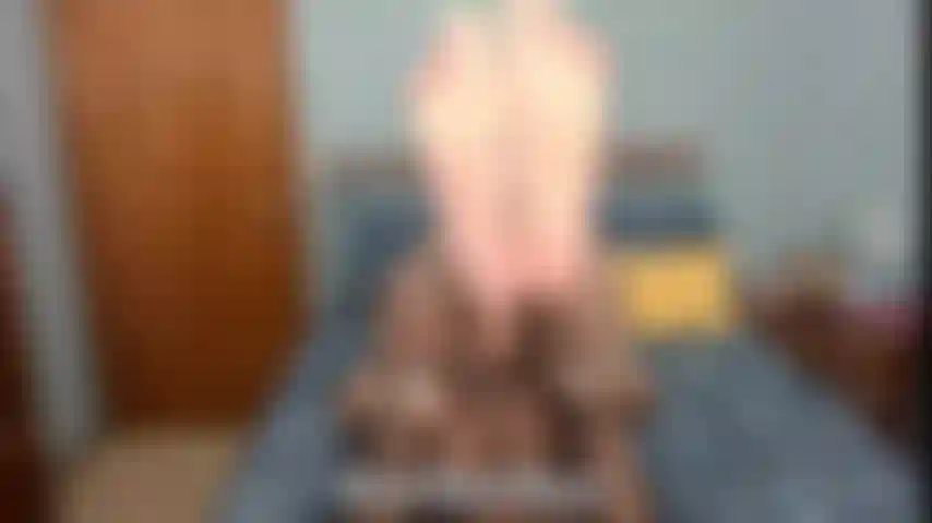 Annusa e accarezza i miei piedi #2- breve video di stuzzicamento dei piedi in cui ti dico di annusare i miei piedi e accarezzare il tuo cazzo per me. Primi piani di suole nude e rugose mentre faccio joi.