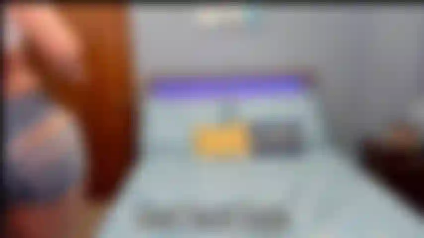 Pantaloncini di jeans e tacchi, chiacchiere sporche, joi.