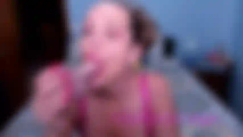 Un caldo spettacolo registrato di me che succhio un dildo mentre faccio un pompino sciatto con molta saliva e conati di vomito.