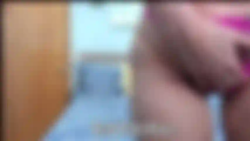 Faccio un giro in pov in perizoma: guarda il mio culone da vicino mentre cavalca un dildo.