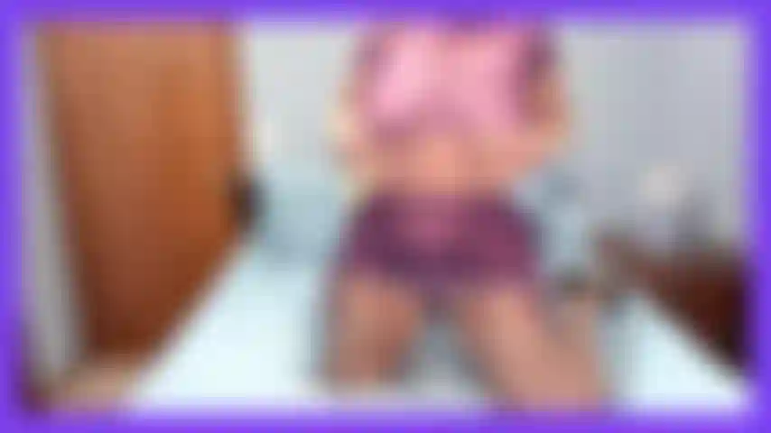 Vestito viola, succhia un dildo sexy, cavalca e scopa: faccio da modella con un bel vestito viola, perizoma e poi succhia un dildo, cavalco un giocattolo e faccio rimbalzare le tette con joi.