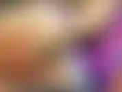 Guardami diventare cattivo nel mio cortile. Mostro le tette, la figa e il culo. Quindi sdraiati sull'erba e toccami la figa.