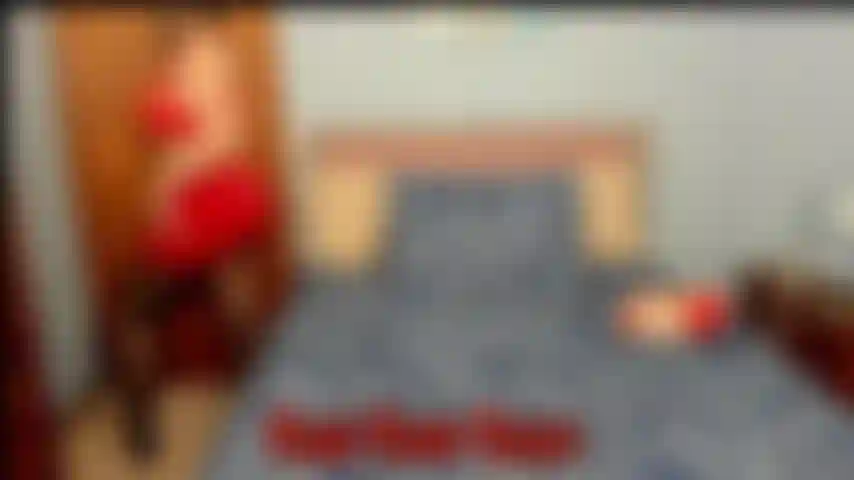 Una matrigna sfacciata che si diverte in lingerie e si scopa la figa con un giocattolo.