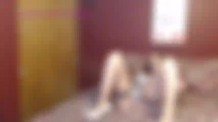 Strokefornylonlegsthighs, mi metto in mostra con calze e tacchi abbronzati che ti dicono di masturbarti su di loro.