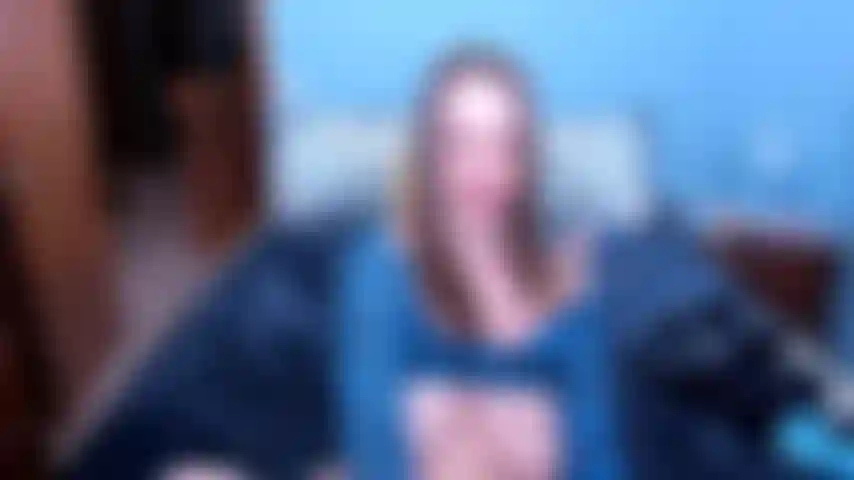 Cumonmypinksatinfullbacks- che modella mutandine di raso rosa con schiena piena che ti dicono di venire su di loro dando joi.