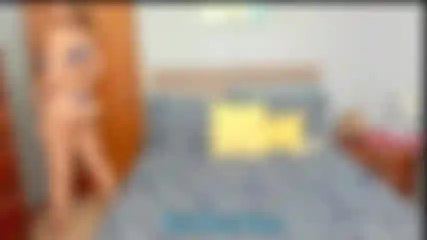 Faccio la modella in lingerie blu sexy e allargo la figa a pecorina.