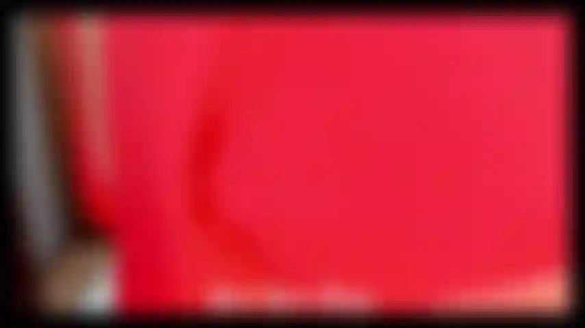 Gonna di jeans senza mutandine, succhia un dildo e mi esibisco in una minigonna di jeans blu senza mutandine. Ti stuzzico lentamente con il mio culo grosso, le chiacchiere sporche e il divertimento.