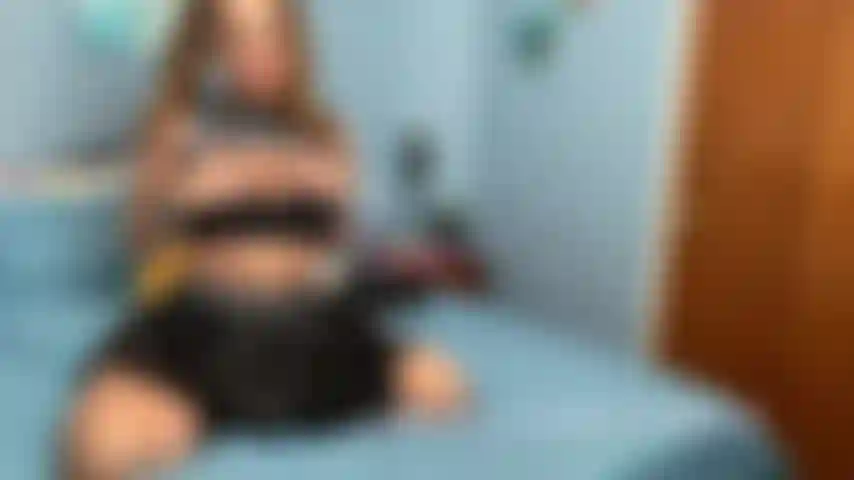 In questa clip registrata sto avendo una conversazione telefonica sul tradimento mentre sto recitando in costume da cheerleader. Chiacchiere sporche, cazzo di dildo. Metto in mostra il mio culo grosso, la figa stretta e le tette mature.