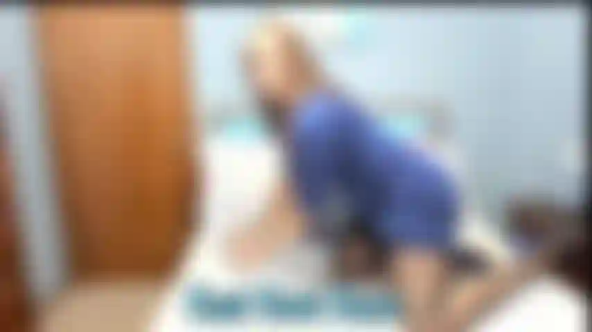 Una troia con i tacchi e un sexy vestito blu e calze di nylon nere che mi stuzzicano mostrandomi il culo e poi scopandomi la figa con un troia a gambe aperte.