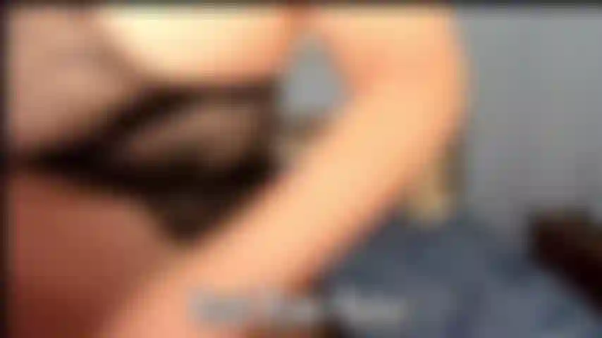 Mi piace il culo da cougar in calze, metto in mostra il mio grande e succoso culo e parlo sporco.