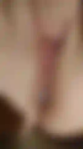 Una moglie milf che gioca con la figa.