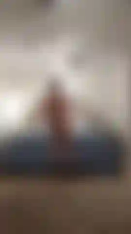 Un marito sexy che si schiaffeggia il culo e si accarezza il cazzo.