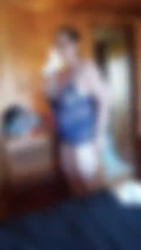 Una moglie milf sexy nella sua lingerie blu che sembra sexy.