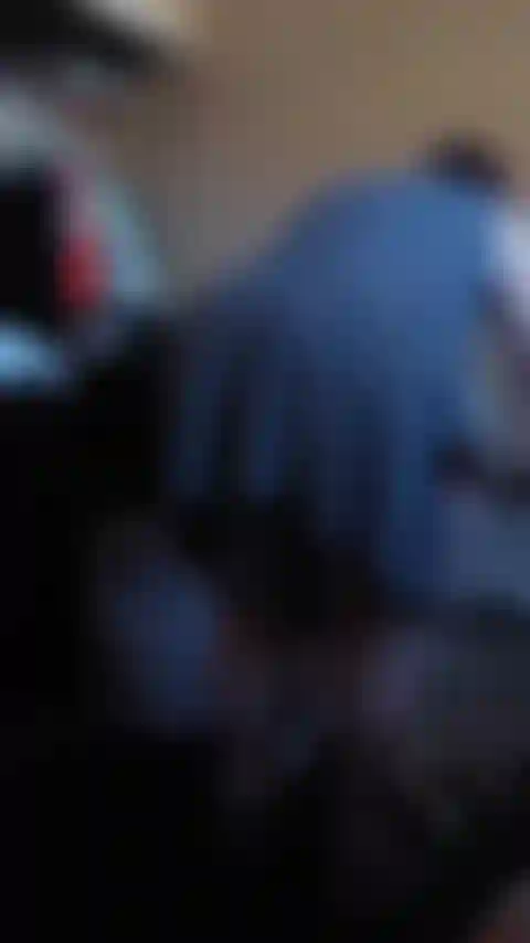 Vediamo che belle tette con quel culo nudo.