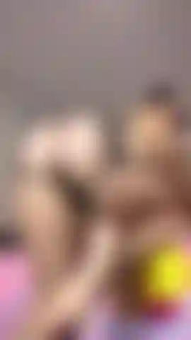 Catgirl ti prende in giro con il suo culo grasso.