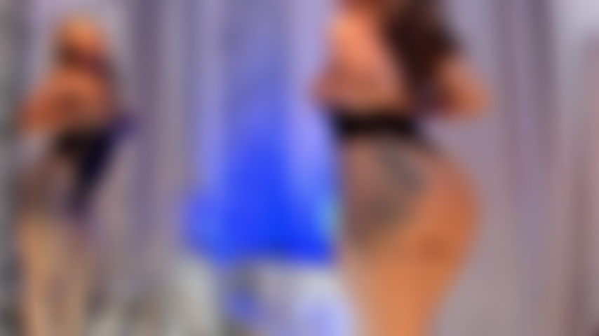 Che stuzzica sensualmente con il suo corpo e scuote il suo grande culo.