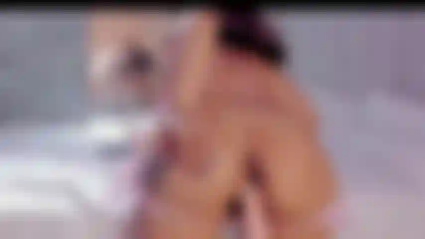 Ti piace come il mio dito gioca con il mio culo mentre mi scopi?