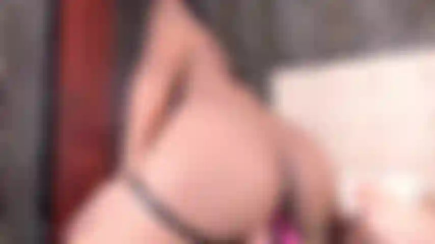 Ascolta come le mie gemme ti penetrano nell'orecchio mentre mi vedi scopare.