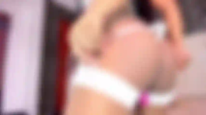 Cavalco un ricco dildo che mi fa schizzare la figa.