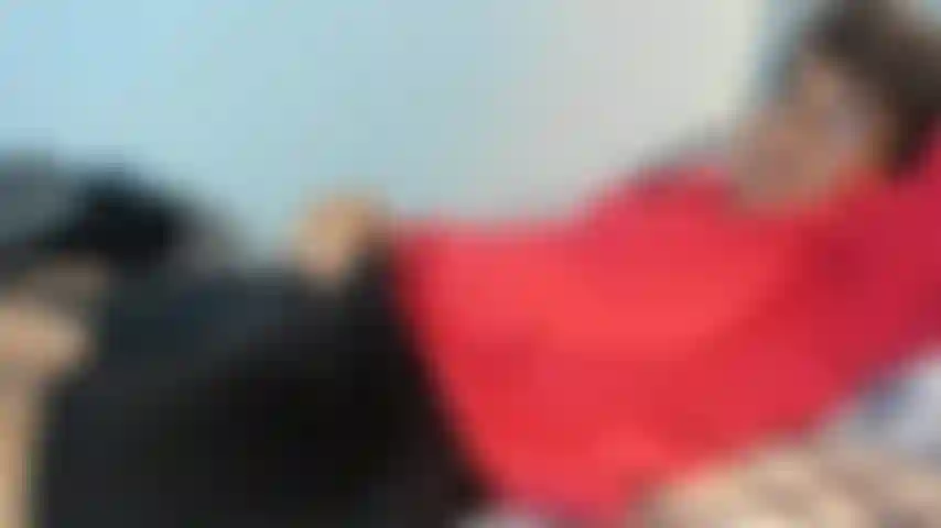 Ti riempio il culo con il mio sperma caldo.