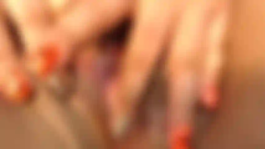 Papi guarda da vicino la mia figa dopo lo sperma.