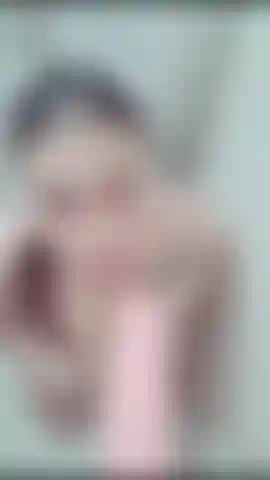 Succhio un cazzo gigante in bagno.