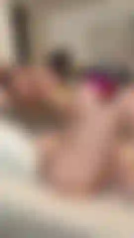 In posa, accoccolata e accarezzando il mio cazzo da ragazza finché non sgocciolo sborra!Il mio video di sborra più comodo e accogliente di sempre :>.