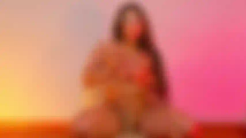 Che cavalca con il busto sul pavimento.