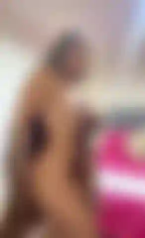 Sensuale e giocosa nella mia camera da letto.