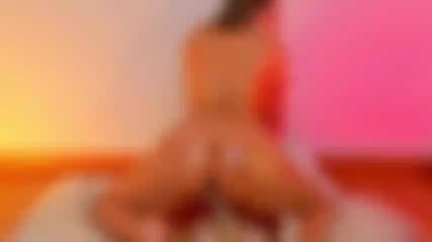 Cavalca un enorme dildo e il suo torso in modo profondo e duro.