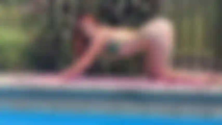 Masturbati pensando a me mentre prendo il sole - ho un piccolo compito divertente per te! Voglio che ti masturbi guardando il mio corpo mentre sono sdraiata vicino alla piscina e ti ignoro mentre mi abbronzo. La mia pelle setosa sotto i raggi del sole ti fa impazzire di eccitazione, mentre ti corvi pensando al mio culo lussureggiante che prende una bella abbronzatura profonda. Ti sto offrendo le angolazioni più sexy dei miei piedi taglia 43, del culo, della schiena, delle tette e delle gambe sdraiate al sole così puoi masturbarti prima che io ti permetta finalmente di venire per me. Adora il mio corpo mentre ti masturbi, dandomi tutta la tua attenzione senza ricevere nulla della mia.