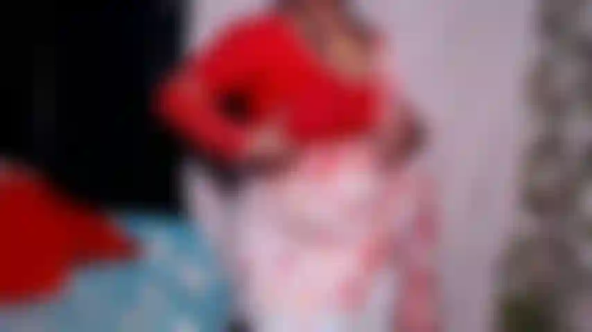 Premi il mio seno aperto.