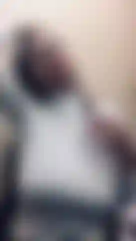 Grandi tette stuzzicanti appendono altalena.