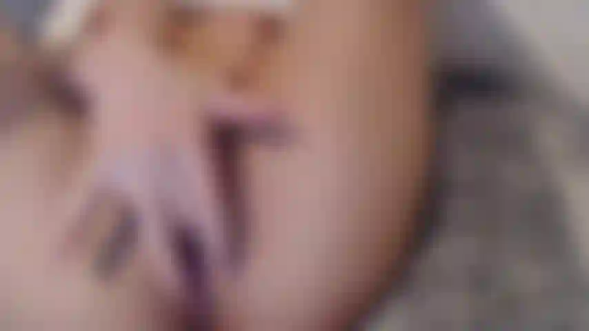 Primo piano figa cremosa con giocattolo e chiacchiere sporche.