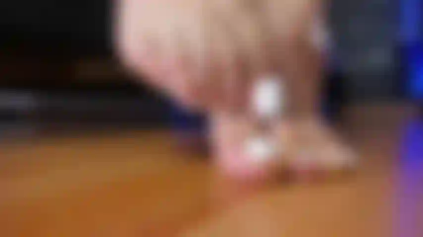 Piedi sputati + footjob + sperma nei piedi.